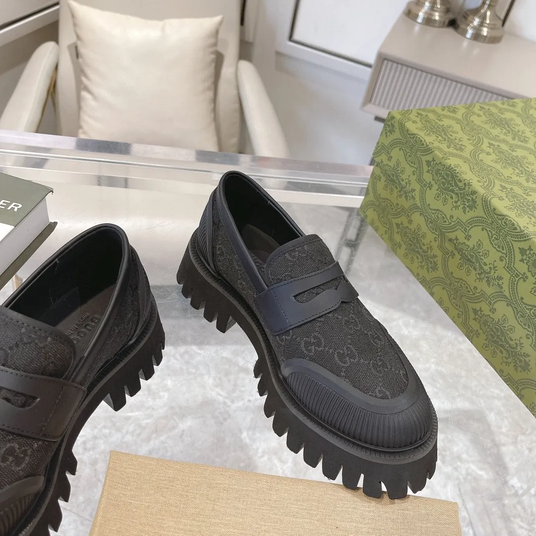 👟👟Ex-factory price 520👟👟 New GG loafers for spring and autumn. Gucci shoes cleverly use unique design elements to inject fresh vitality into the collection design. Crafted from camel and ebony GG canvas, these stylish unisex loafers feature a new interpretation of the brand's classic monogram pattern for the new season. Camel and ebony GG canvas/imported silk cowhide surface, imported silk cowhide lining, same style for men and women, black leather and rubber piping, EVA rubber sole, low heel, 4.5cm heel height, female size: 35#~42#, male size: 39#~47#, Italian creation
